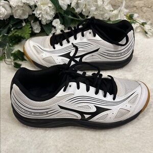 Women’s Mizuno volleyball shoes